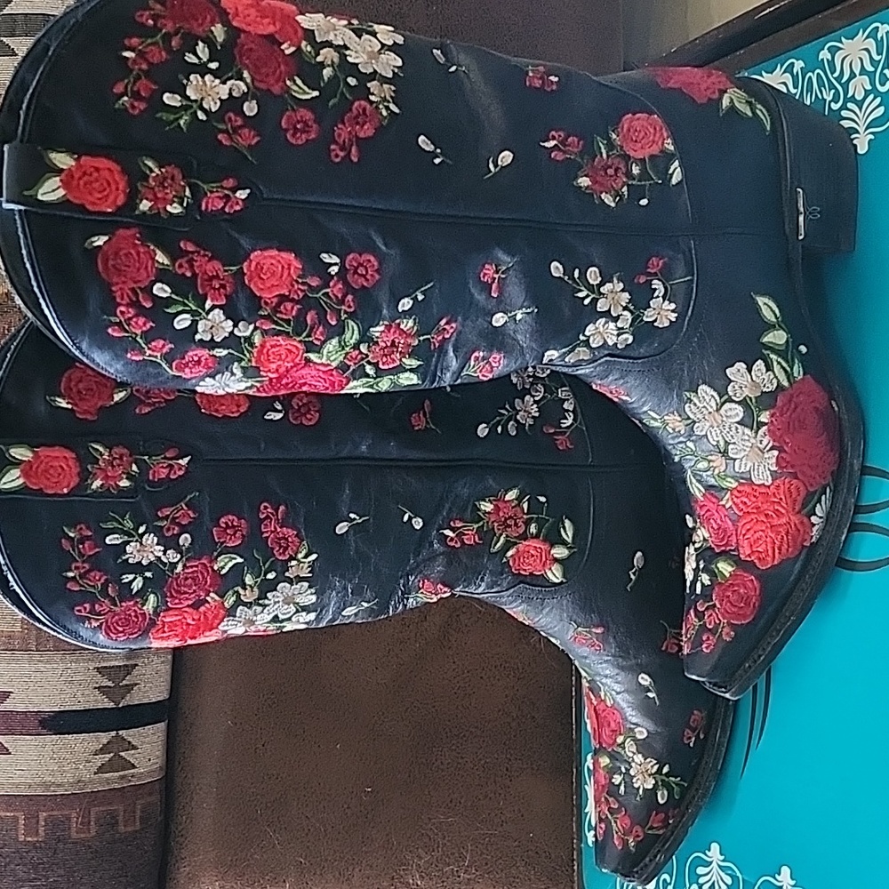 Lane !!Gorgeous!! Red Rose Western Boots, Size 9B - Picture 5 of 14
